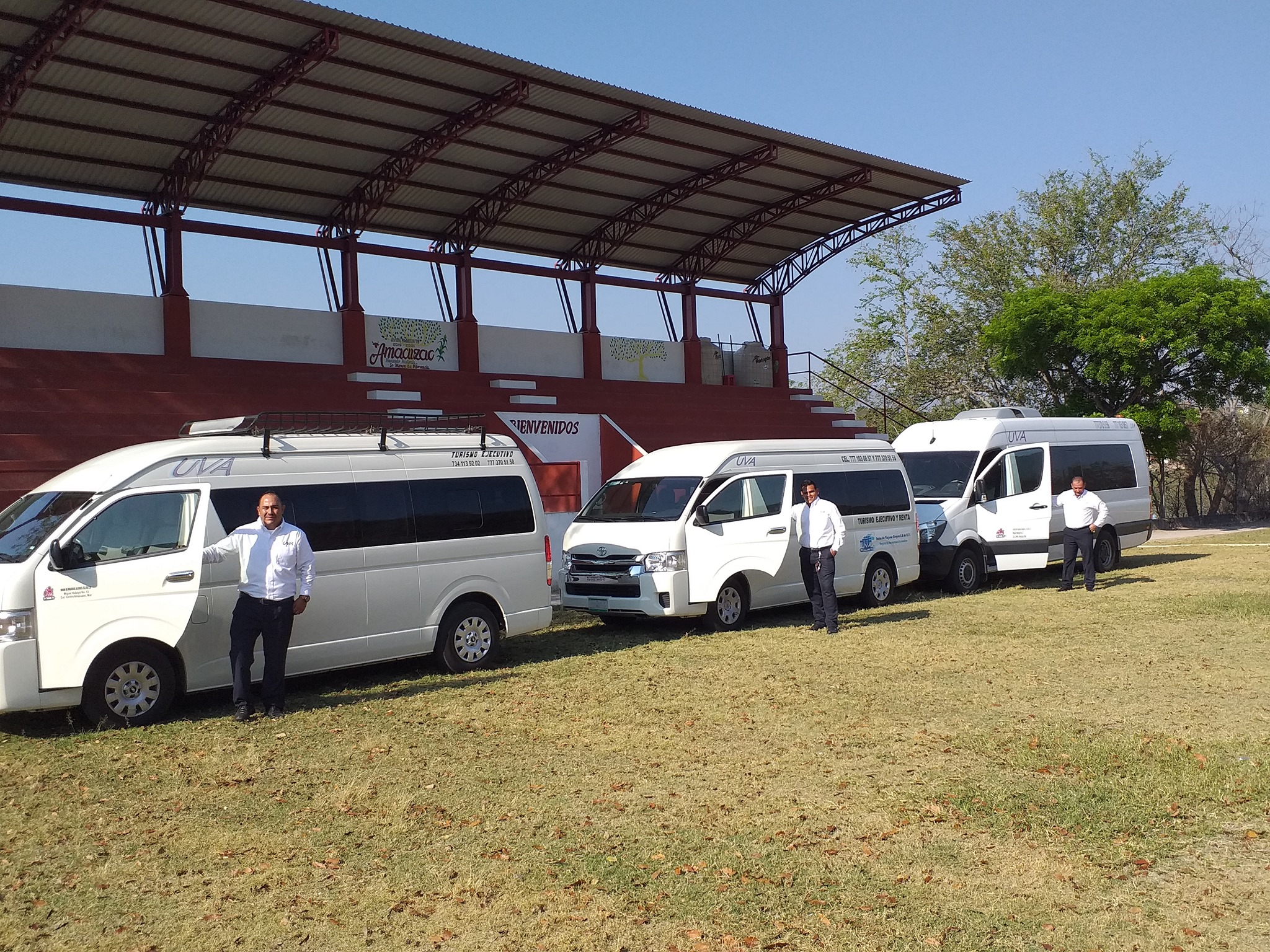Van de turismo frente al mar